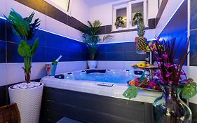 Apartment By The Way Hot Tub And Free Parking
